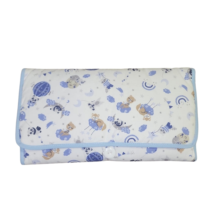 Cambiador de bebé impermeable con bolsillo.